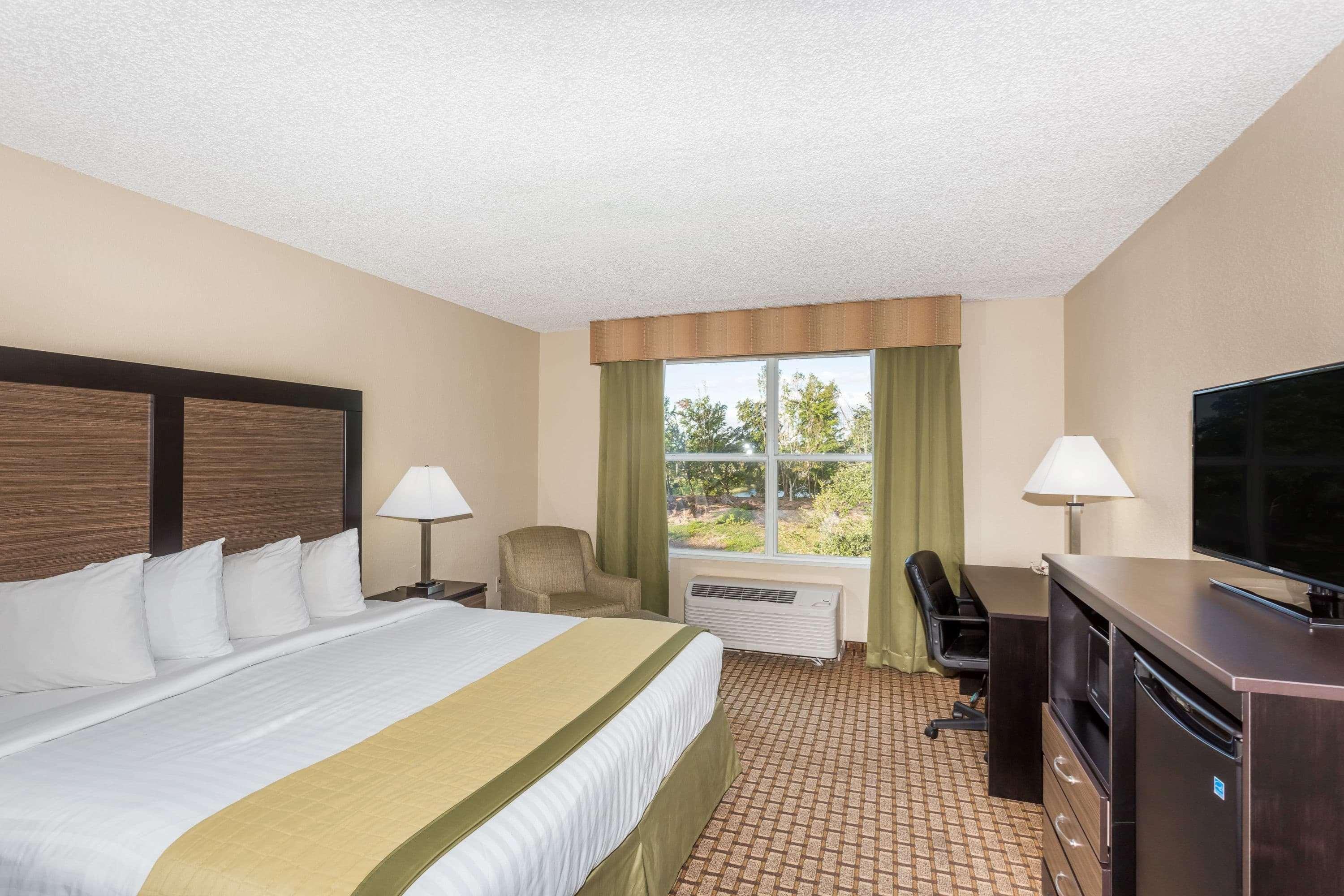 Baymont By Wyndham Fort Myers Airport Exterior photo