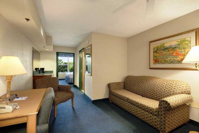 Baymont By Wyndham Fort Myers Airport Hotel Exterior photo