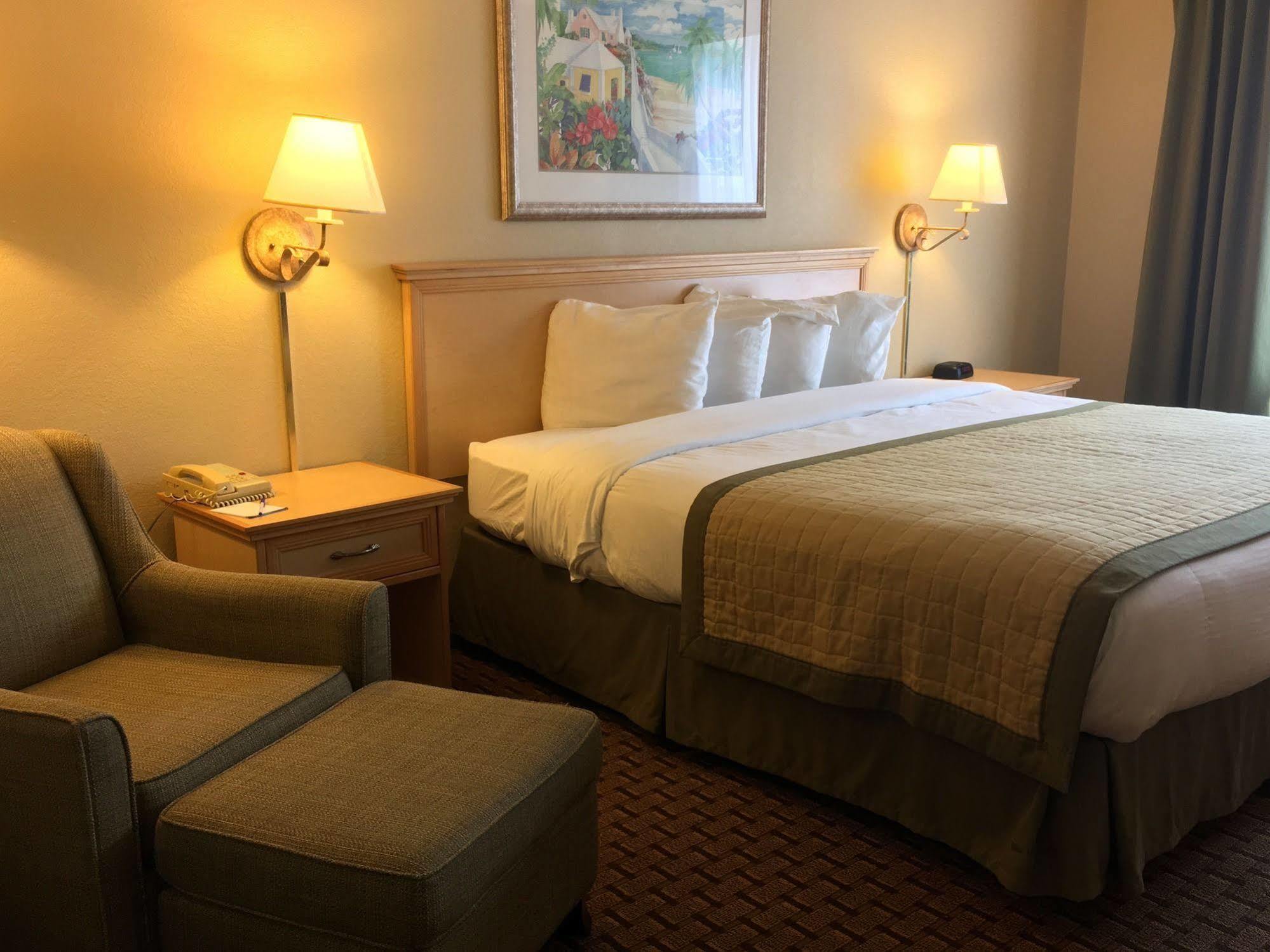 Baymont By Wyndham Fort Myers Airport Exterior photo